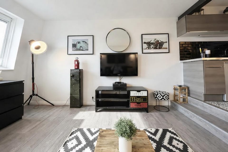 Bed, Living room, Bedroom