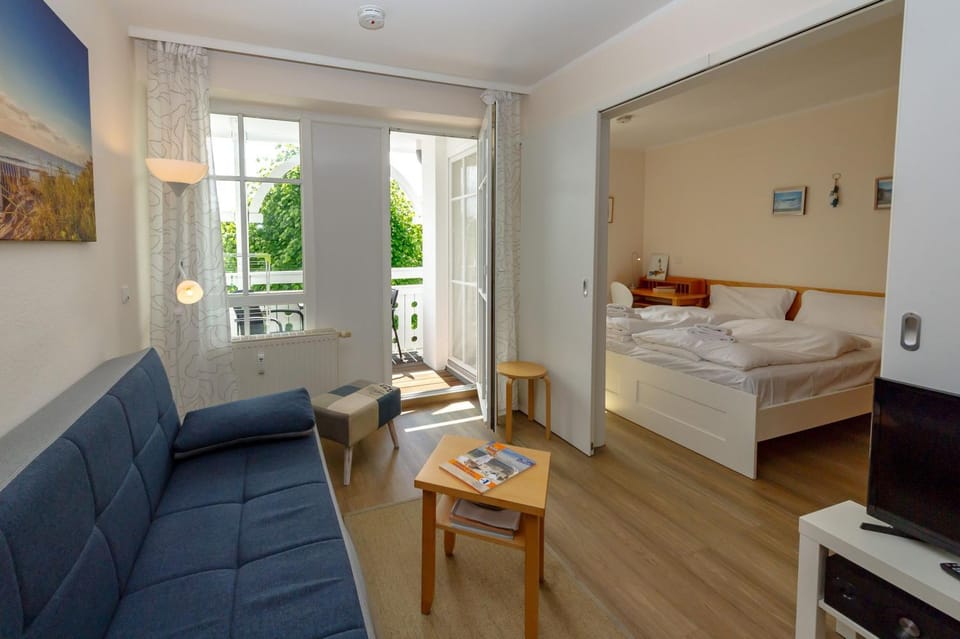 Bed, TV and multimedia, Balcony/Terrace, Living room, Photo of the whole room, Seating area, Bedroom