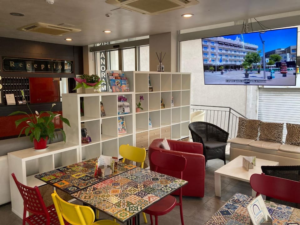 Communal lounge/ TV room, Living room, Seating area, Evening entertainment