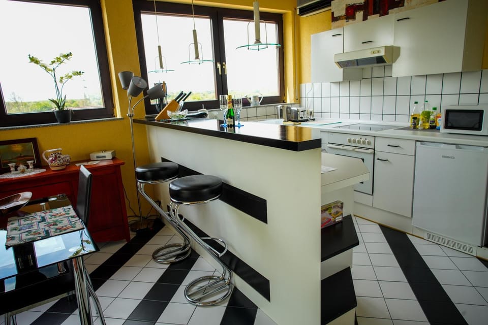 Kitchen or kitchenette, Dining area, dishwasher, minibar, pet friendly, stove, toaster