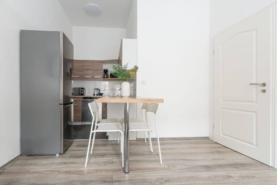 Kitchen or kitchenette, Dining area, oven