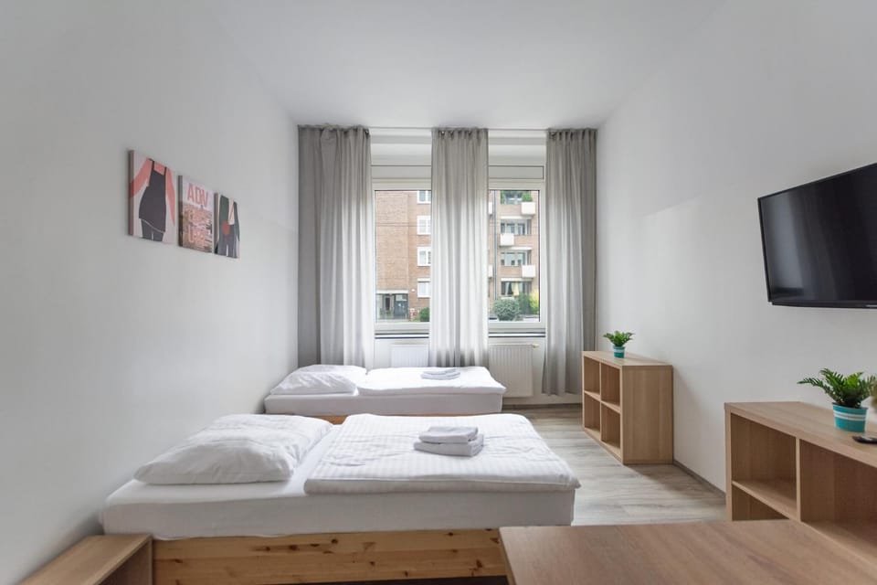 Bed, TV and multimedia, Photo of the whole room, Bedroom, towels