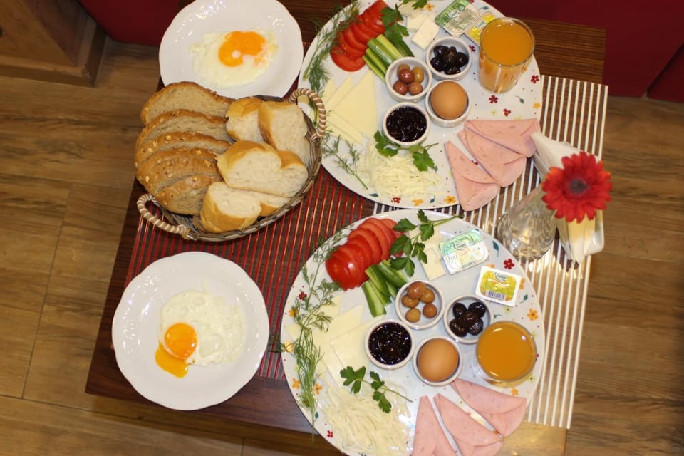 Food and drinks, Food, Breakfast, Continental breakfast, Lunch, Dinner
