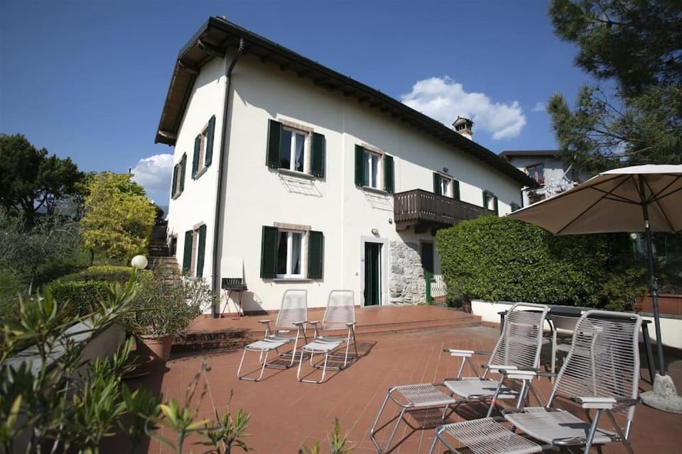 Property building, Balcony/Terrace, sunbed