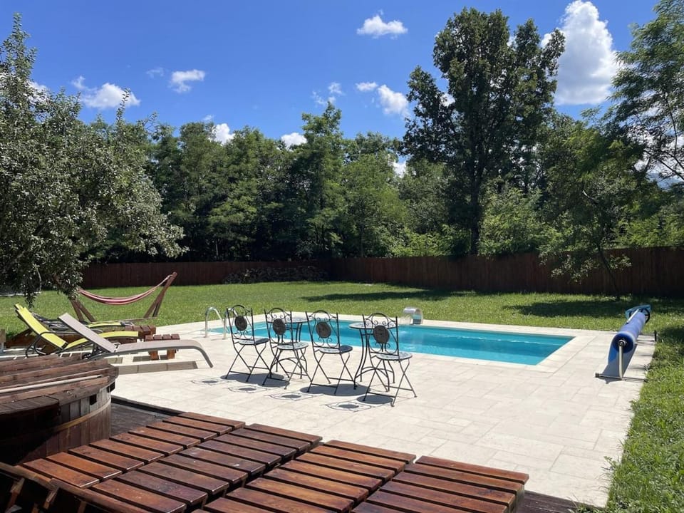 Horace Guesthouse POOL & HOT TUB & BIKES & RIVER House in Brașov County