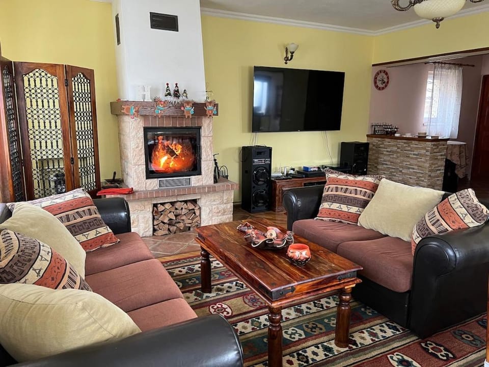 Horace Guesthouse POOL & HOT TUB & BIKES & RIVER House in Brașov County