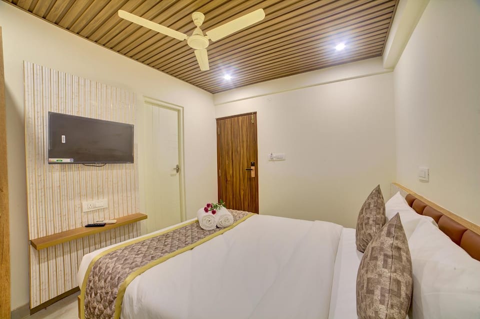 Bed, TV and multimedia, Photo of the whole room, Bedroom