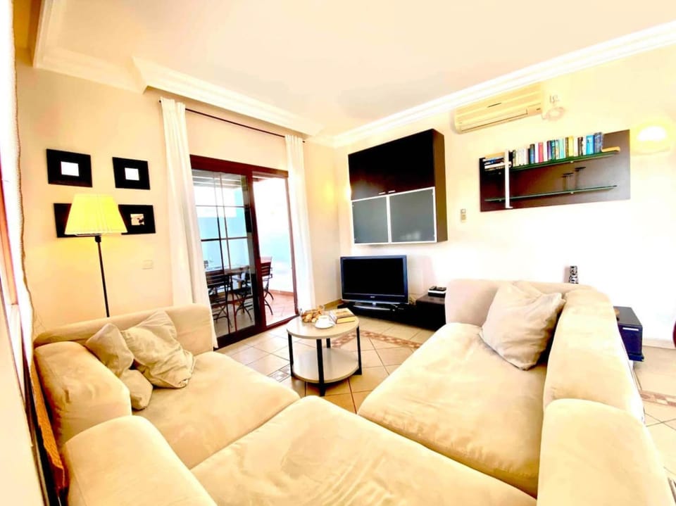 TV and multimedia, Living room, Lounge or bar, Seating area