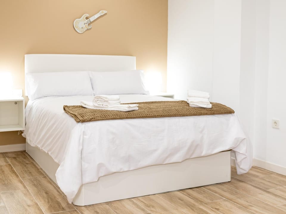 Bed, Photo of the whole room, Bedroom