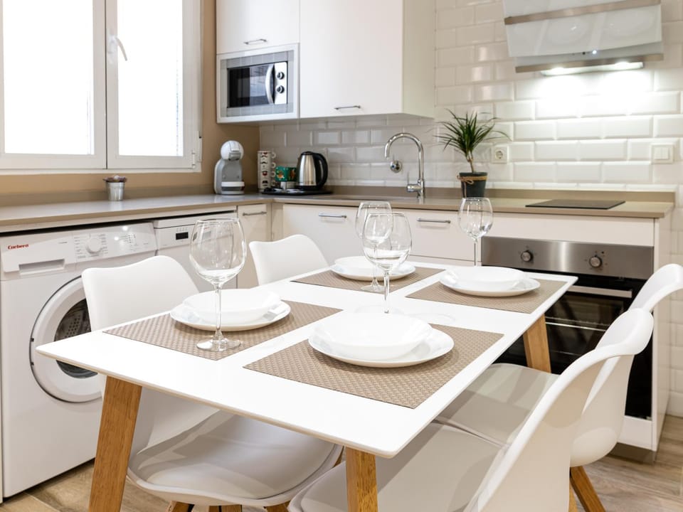 Kitchen or kitchenette, Dining area