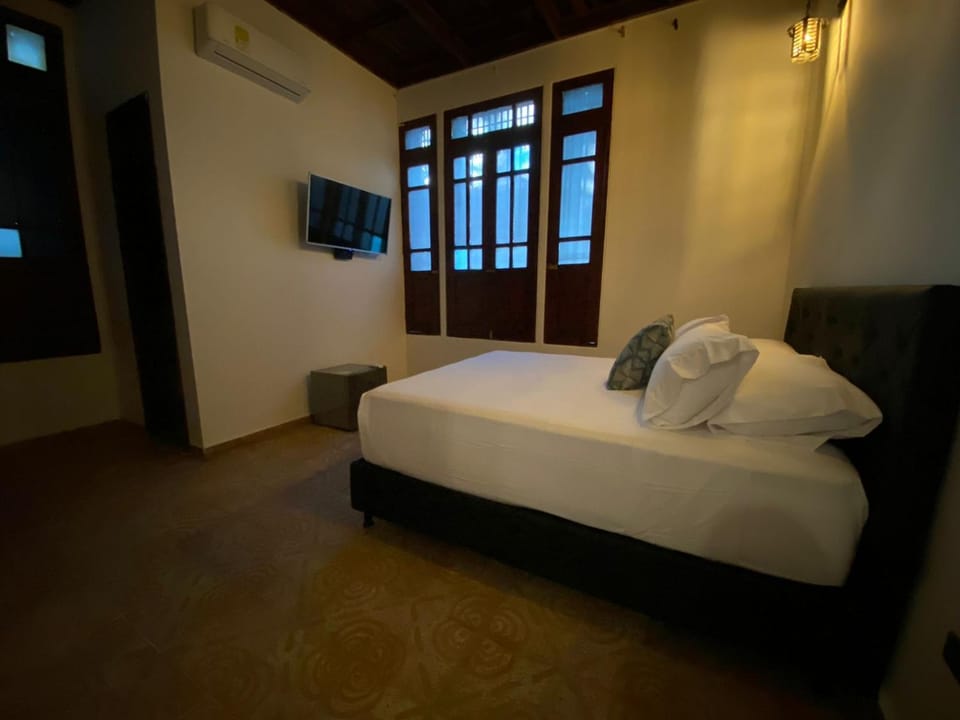 Bed, Bathroom, TV and multimedia, Bedroom, oven, wardrobe, air conditioner