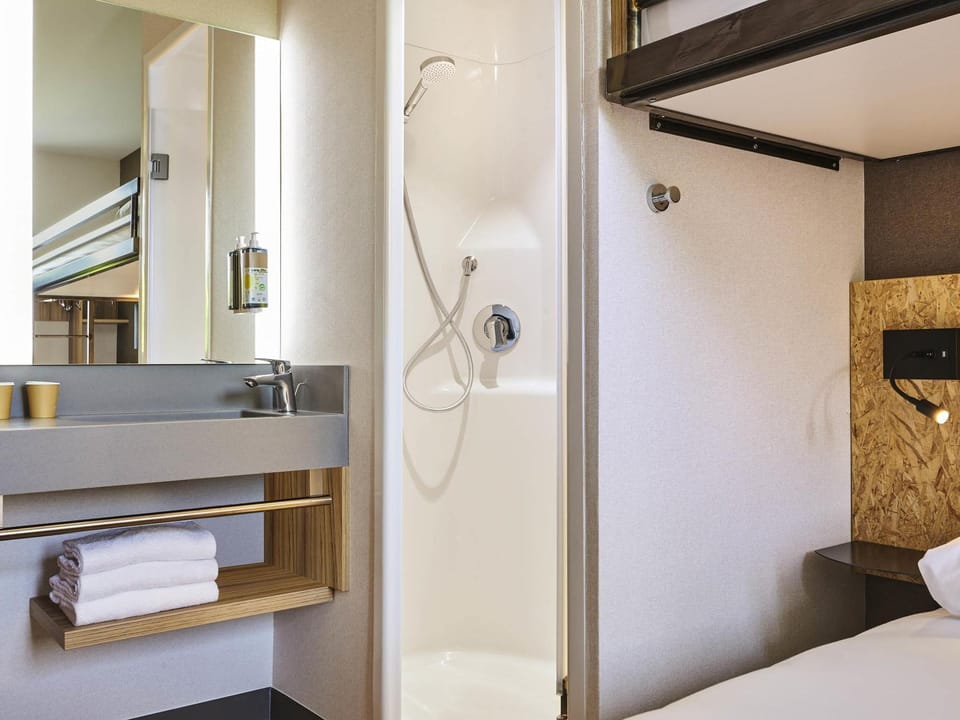 Shower, Bedroom