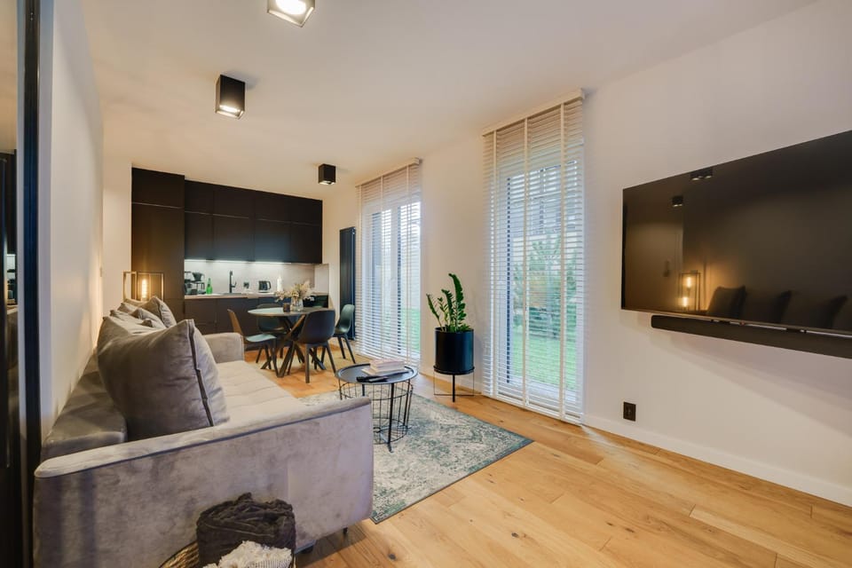 TV and multimedia, Kitchen or kitchenette, Living room, Seating area, Dining area