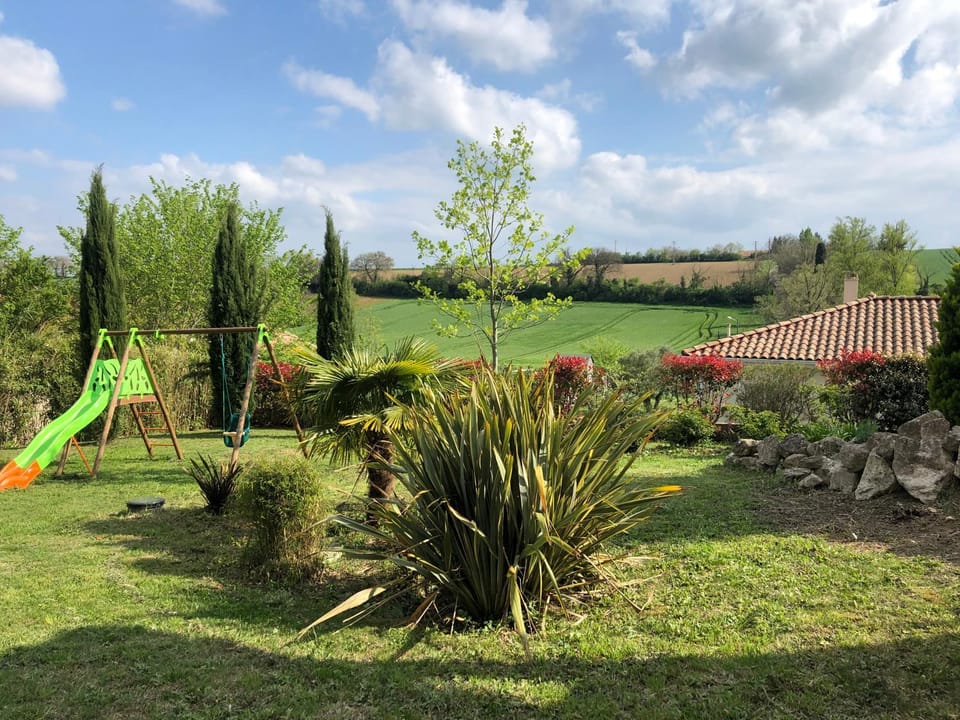 Suite indépendante au cœur d’un jardin arboré. Apartment in Occitanie