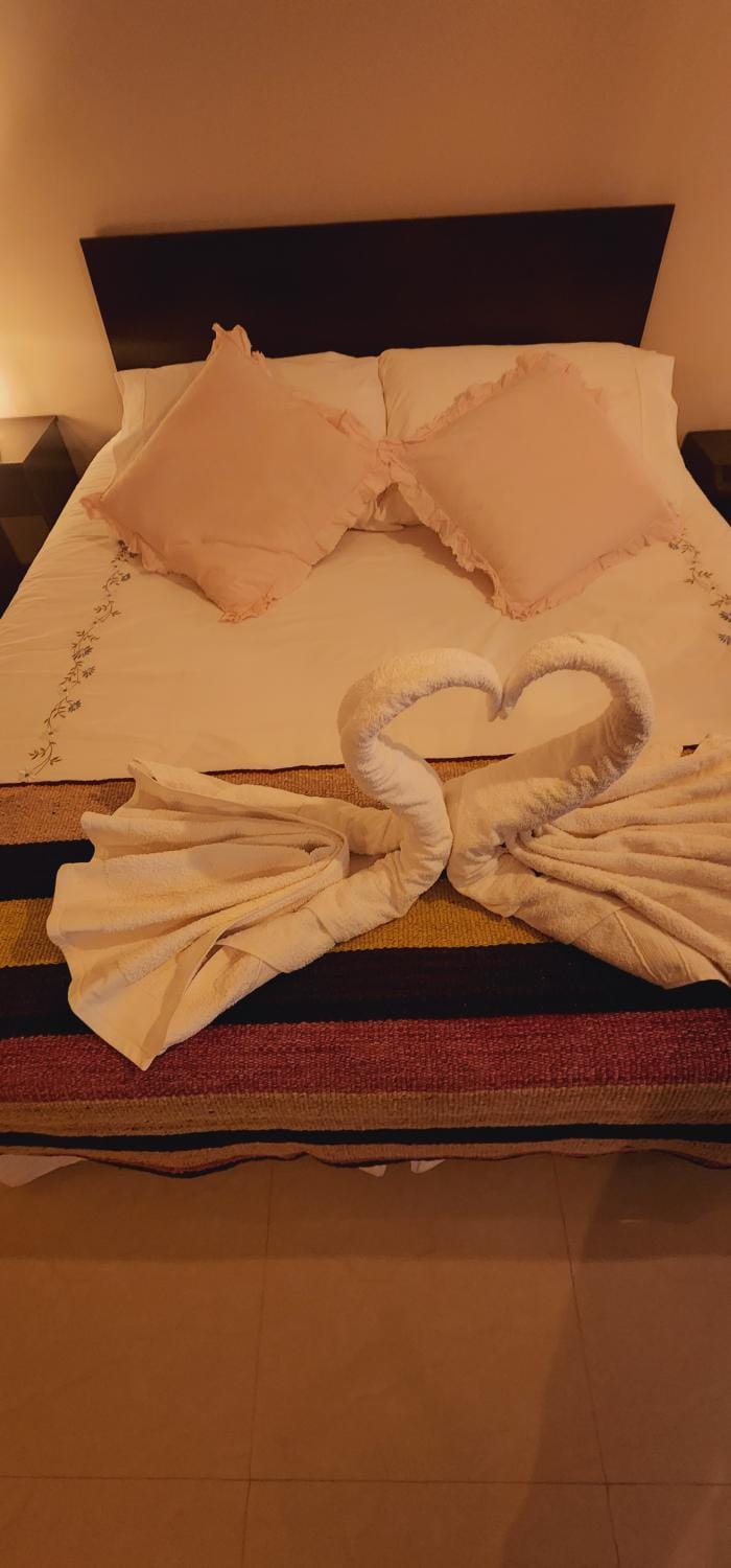 Bed, Bedroom, towels