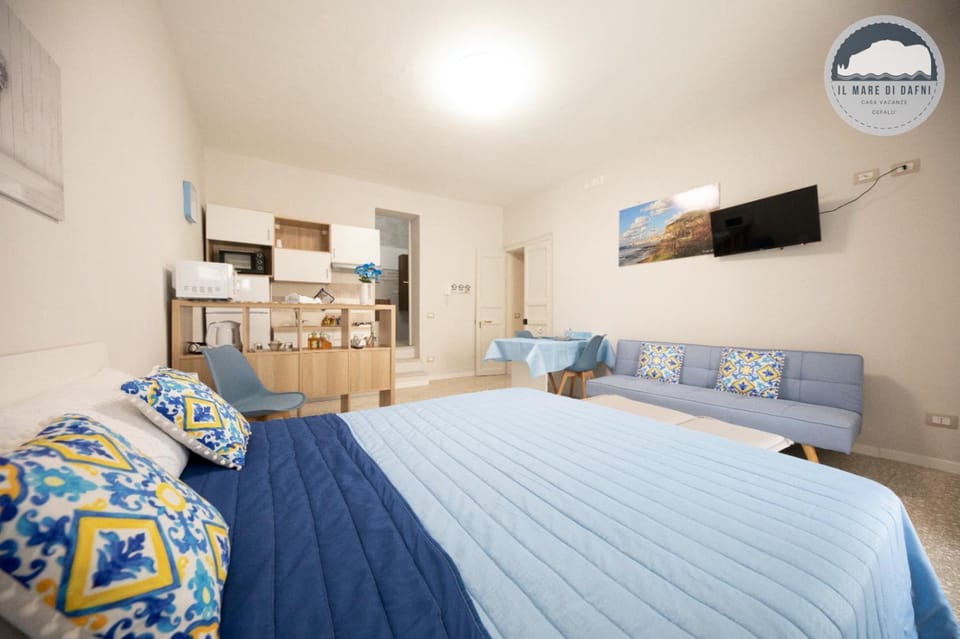 Bed, TV and multimedia, Kitchen or kitchenette, Photo of the whole room, Dining area, Bedroom, locker, locker, kitchen, air conditioner, air conditioner