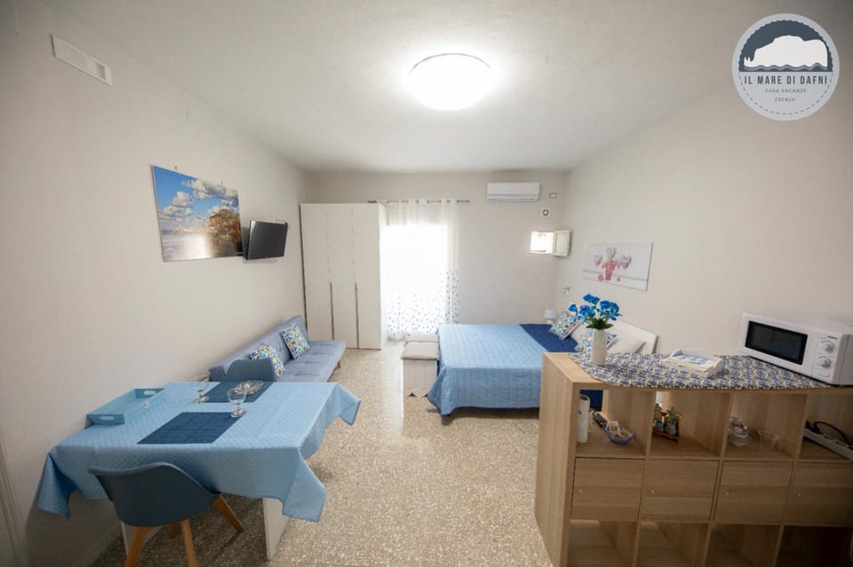 TV and multimedia, Living room, Photo of the whole room, Seating area, Dining area, locker, locker, air conditioner, air conditioner