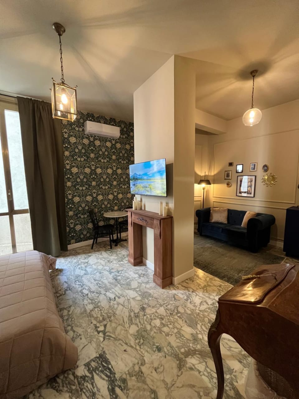 TV and multimedia, Living room, Photo of the whole room, Seating area, Bedroom, air conditioner