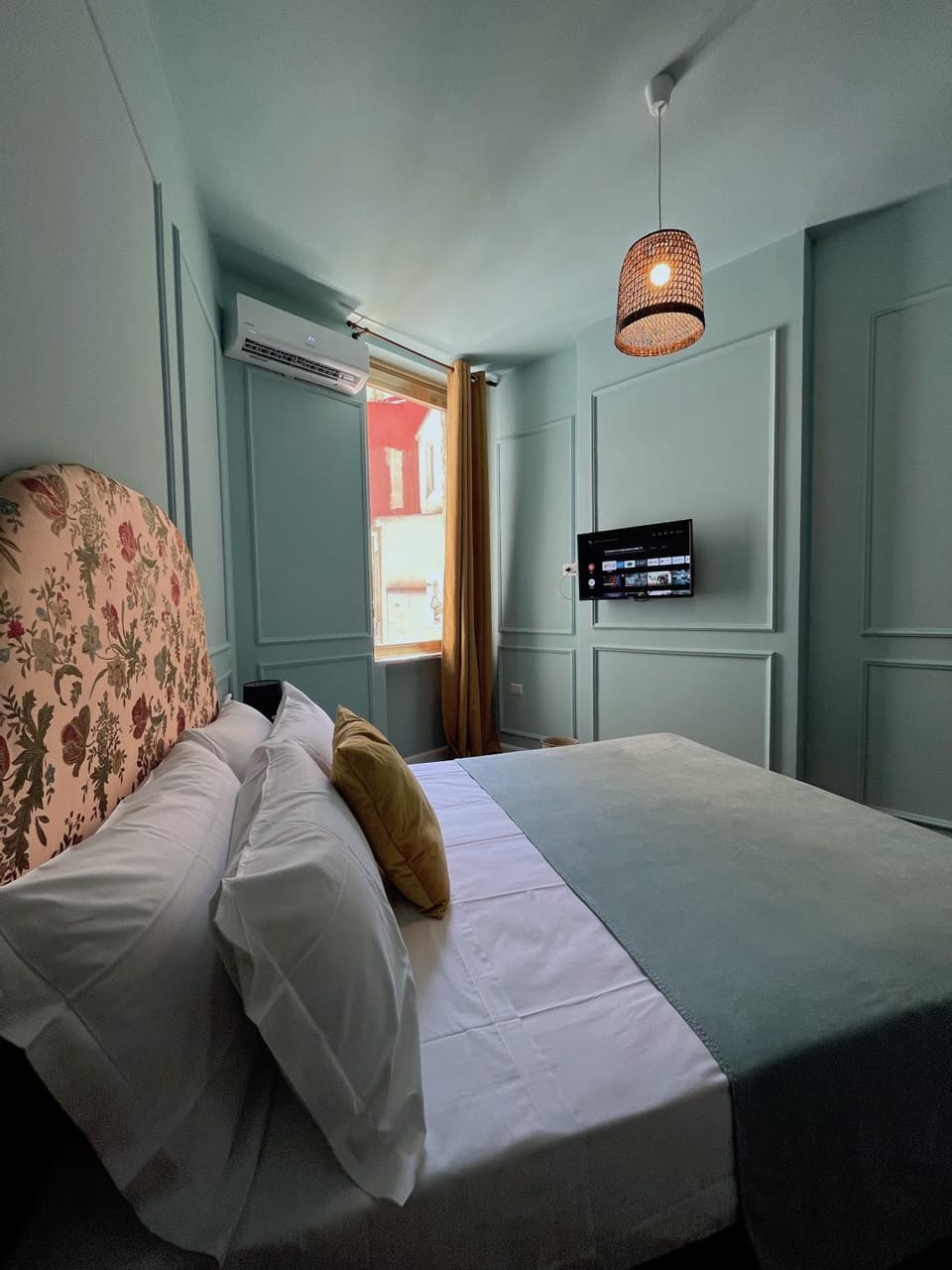 Bed, TV and multimedia, Photo of the whole room, Bedroom