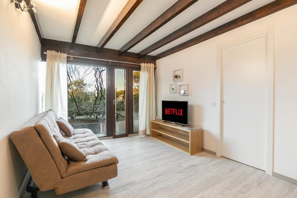 Day, TV and multimedia, Living room, Garden view