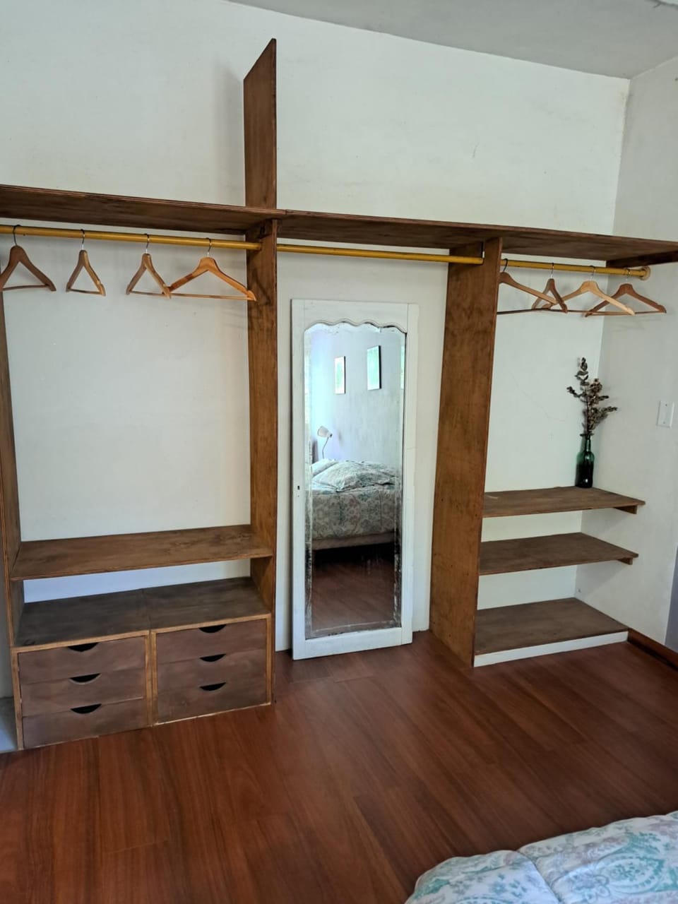 Photo of the whole room, Bedroom, wardrobe