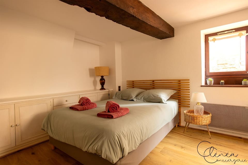 Bed, Bedroom, towels