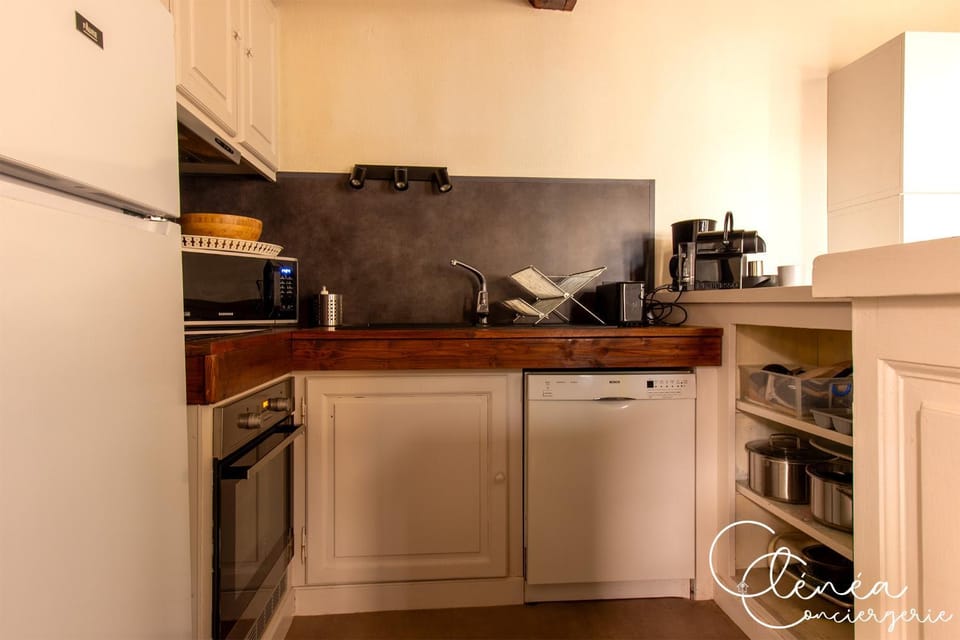 Coffee/tea facilities, dishwasher, microwave, oven, toaster, kitchen