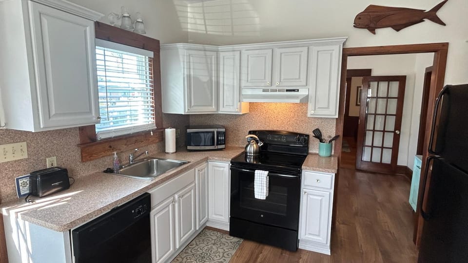Galveston ‘Blue Bungalow’ - Walk to Beach! House in Texas City