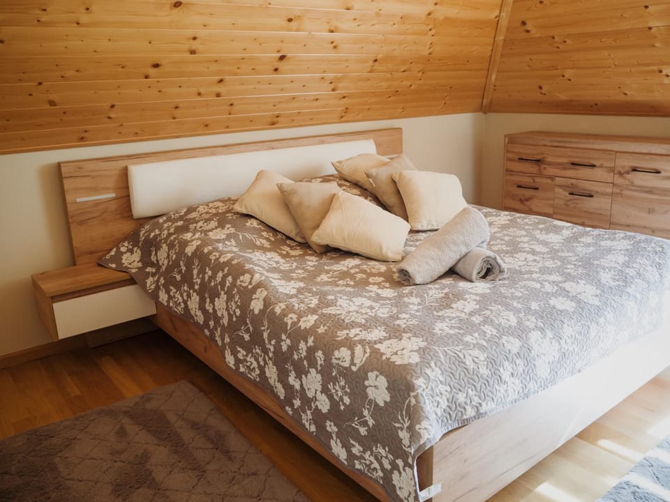 Bed, Other, Other, Other, Photo of the whole room, Seating area, Bedroom, towels, towels