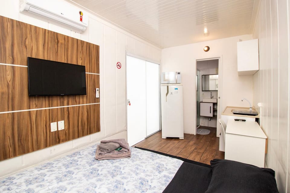 Bed, TV and multimedia, Kitchen or kitchenette, Photo of the whole room, Bedroom, stove