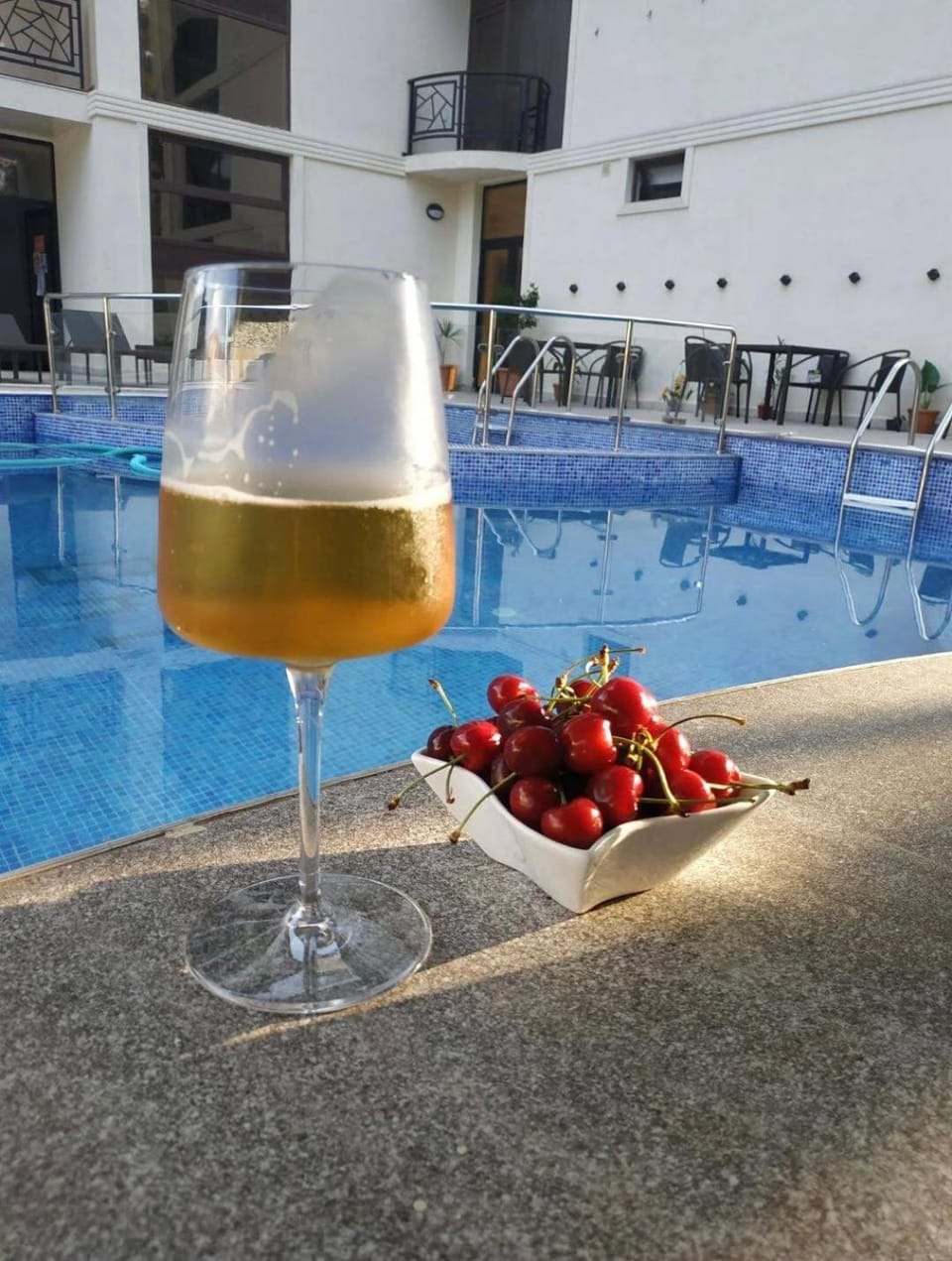 Day, Food and drinks, Food, Pool view, Swimming pool, Drinks, Alcoholic drinks, sunbed
