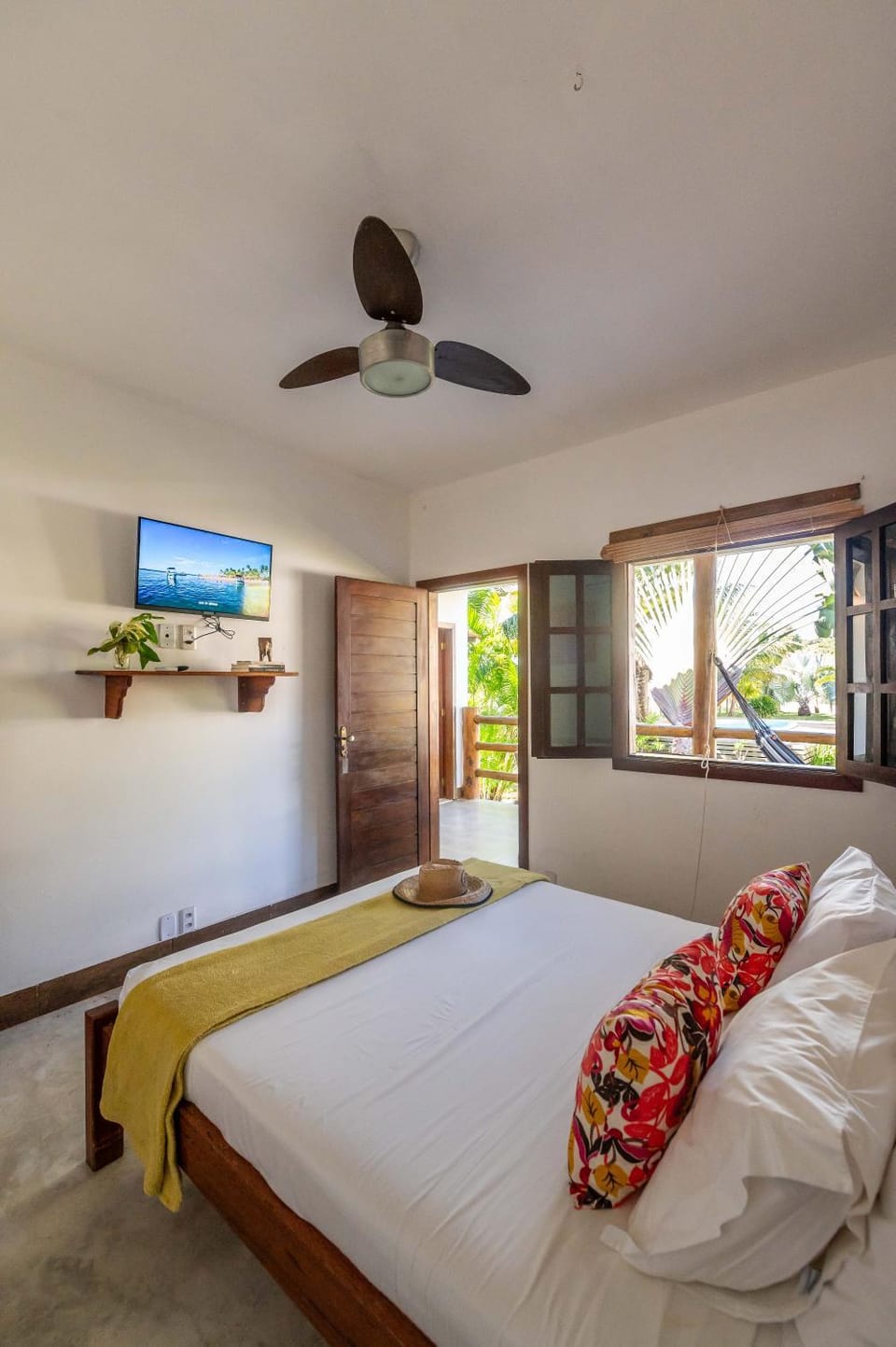 Bed, TV and multimedia, Photo of the whole room, Bedroom