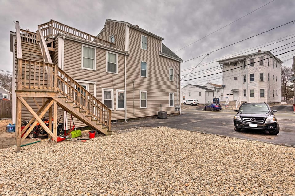Cozy Third-Story Apartment in Dtwn Brockton! Apartment in Brockton