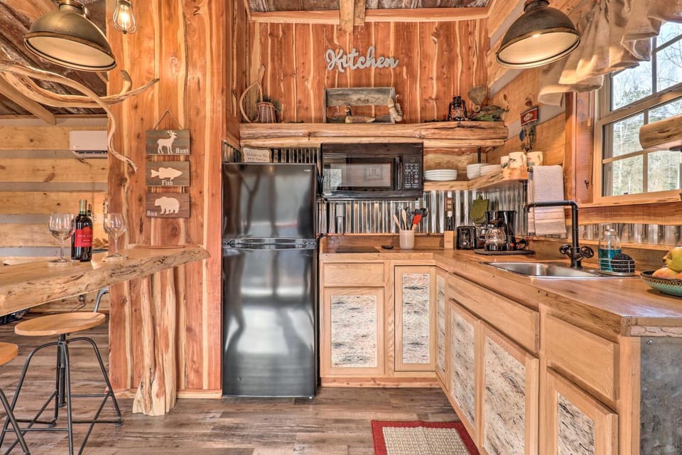 Hand-Crafted ‘Creekside Treehouse’ with Grill! Apartment in Cosby