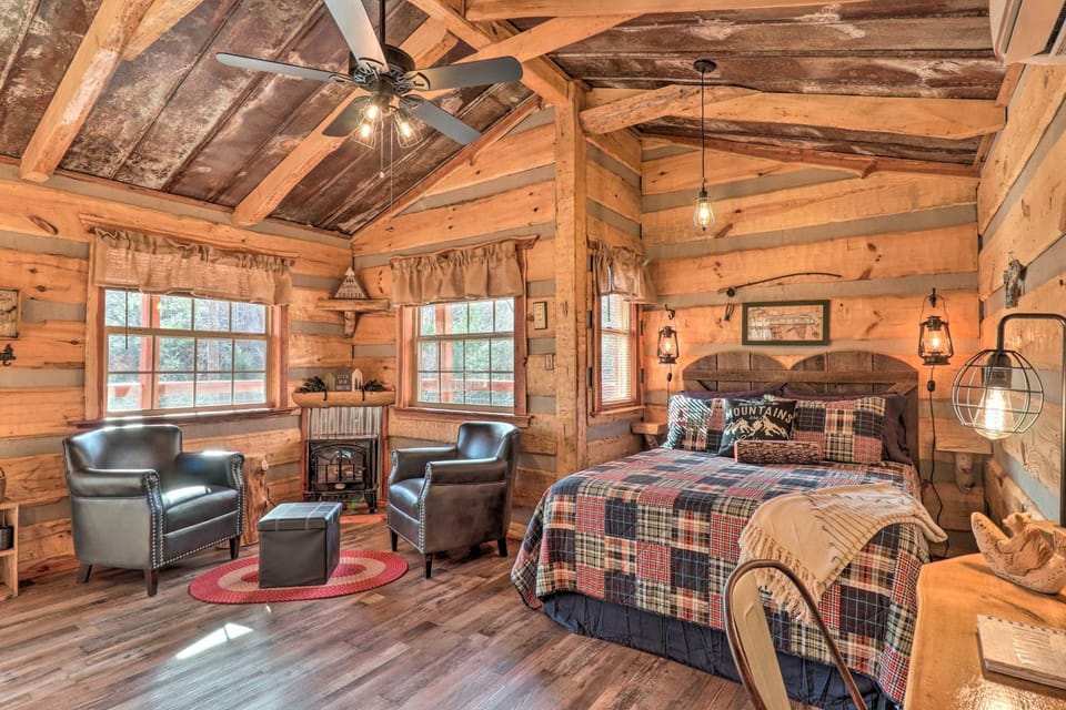 Hand-Crafted ‘Creekside Treehouse’ with Grill! Apartment in Cosby
