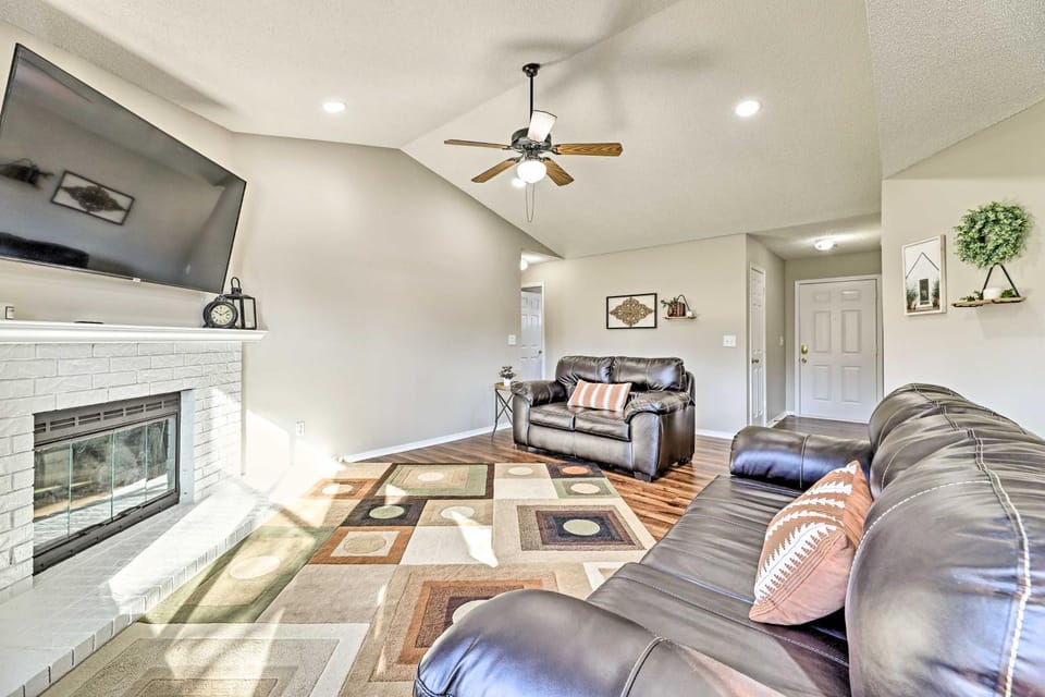 Fayetteville Home with Hot Tub about 3 Mi to U of A! House in Fayetteville