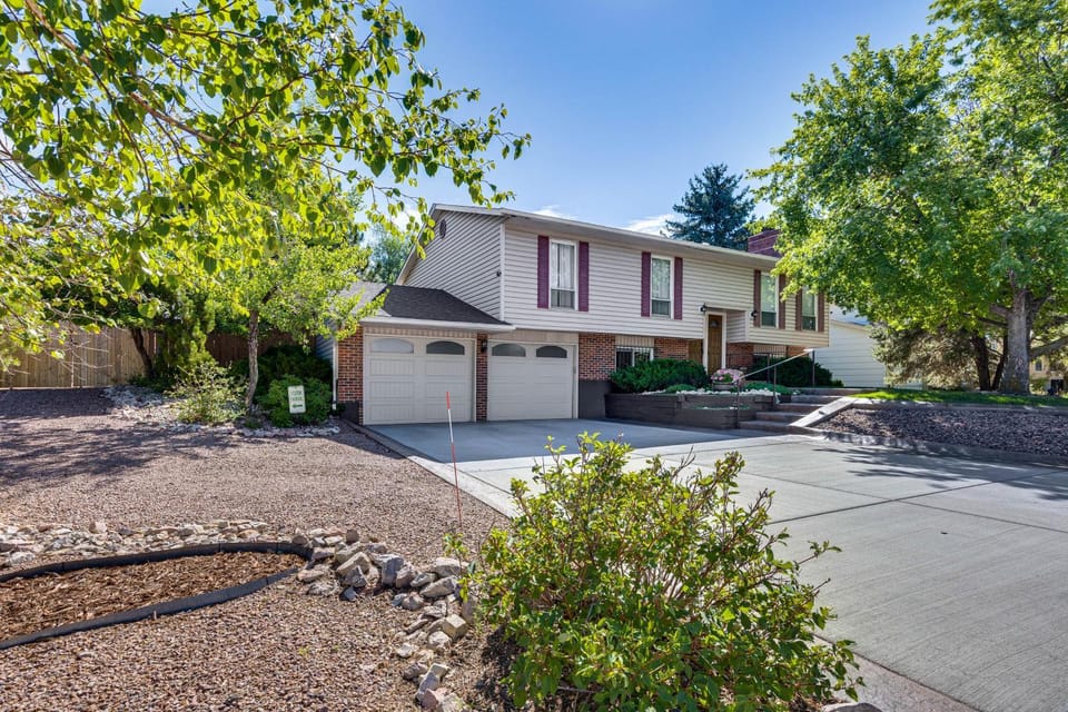 Hillside Place w/ Mountain Views ~ 8 Mi to Dtwn! Apartment in Colorado Springs