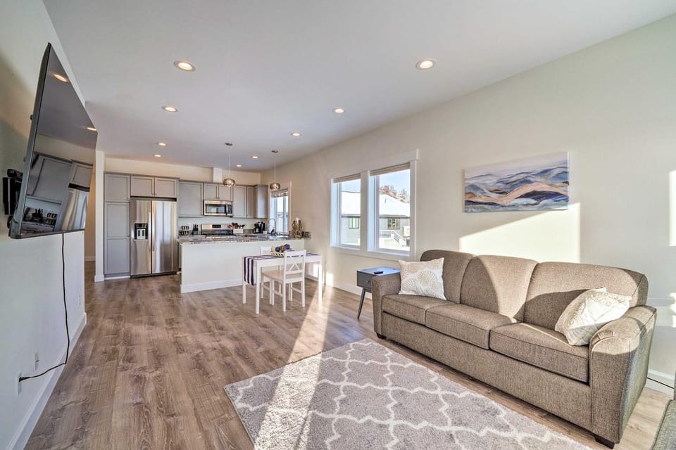 Bright La Conner Getaway with Mountain Views! Apartment in La Conner