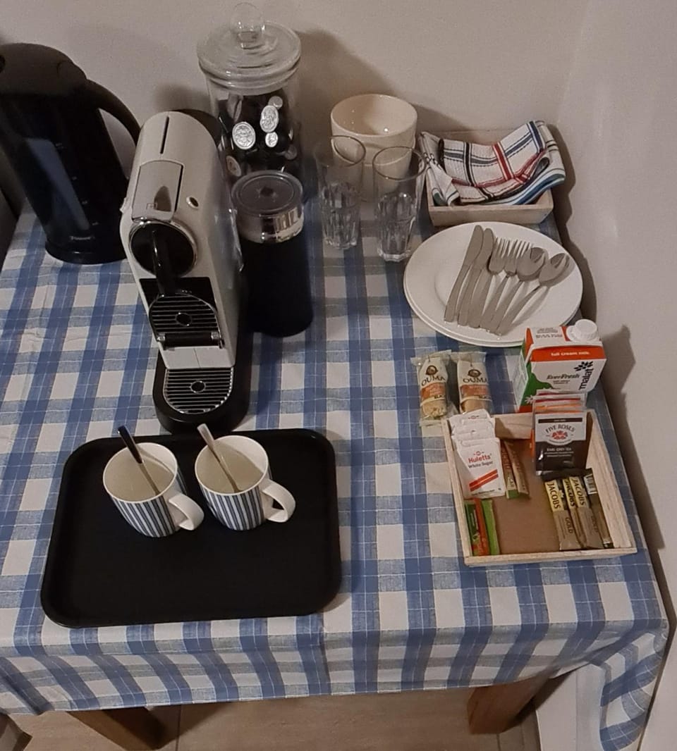Coffee/tea facilities, minibar, oven