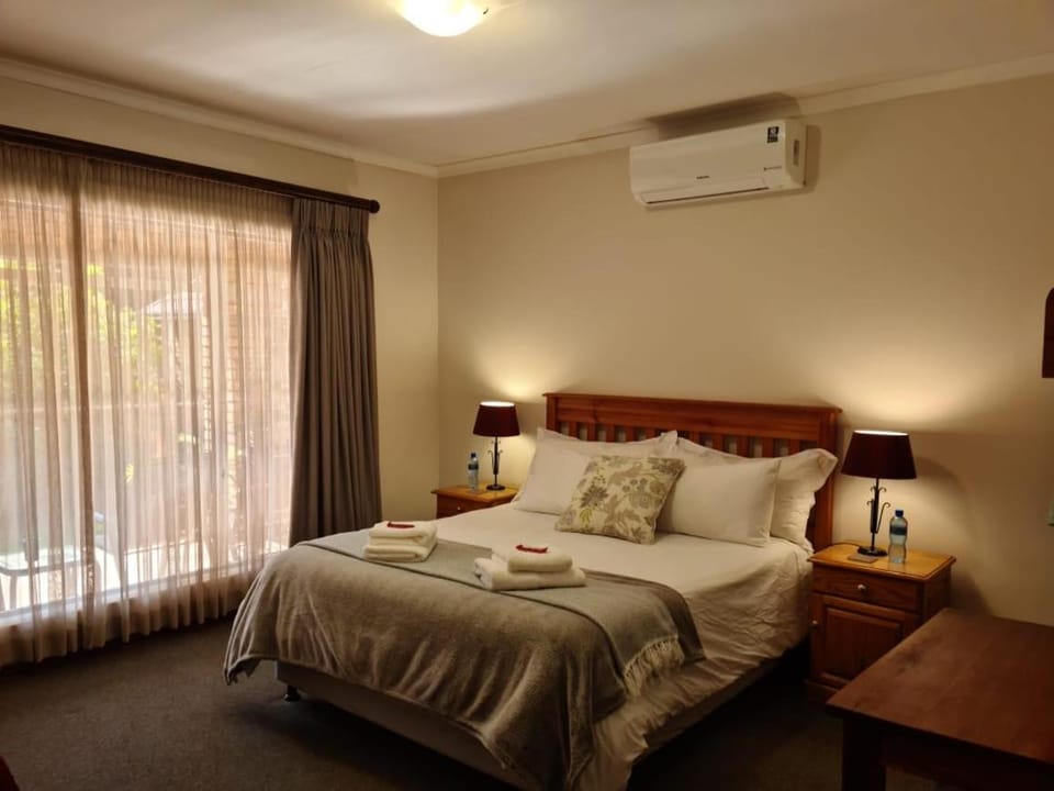Bed, Photo of the whole room, Bedroom, air conditioner
