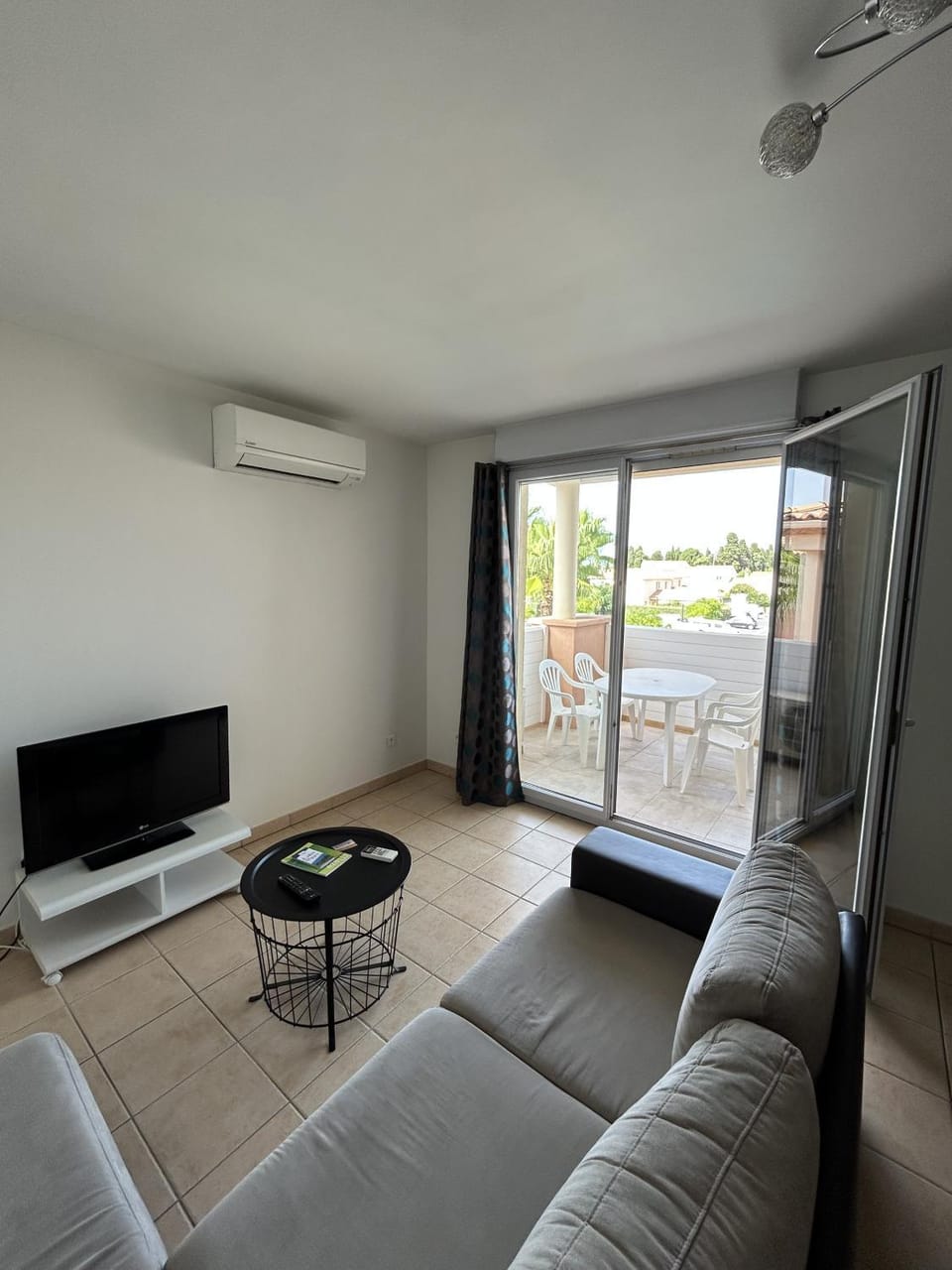 Communal lounge/ TV room, Living room, air conditioner