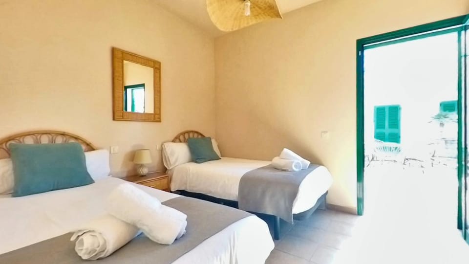 Bed, Photo of the whole room, Bedroom