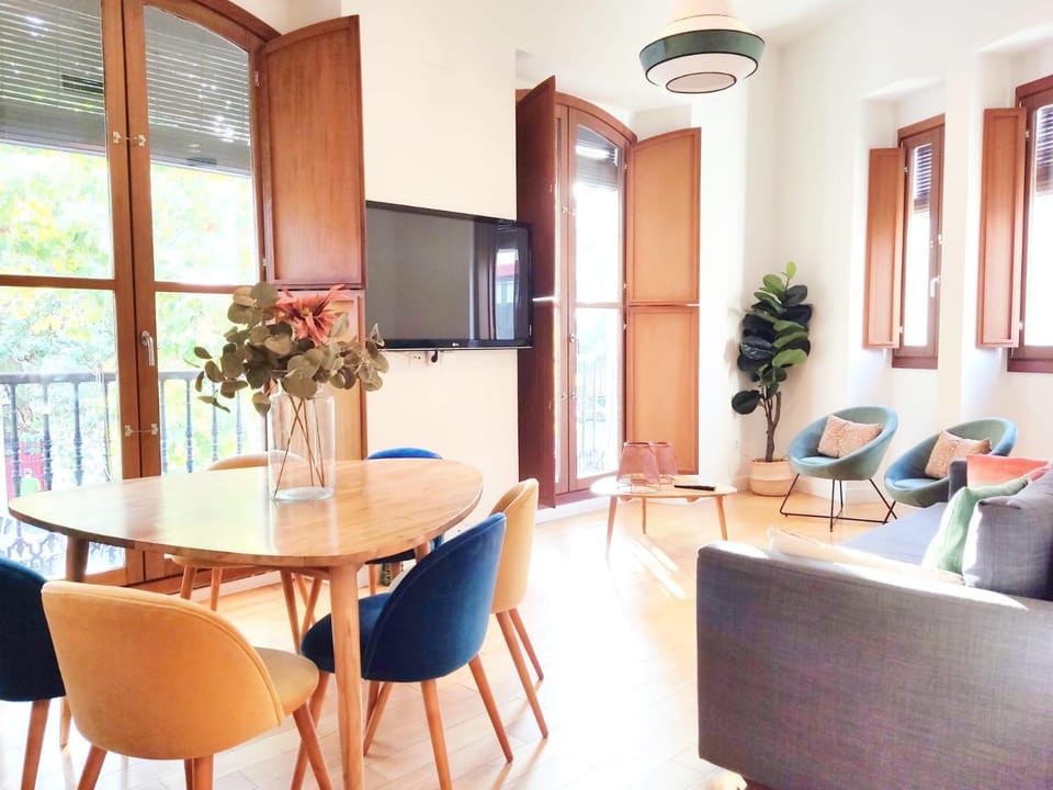 Kitchen or kitchenette, Living room, Seating area, Dining area