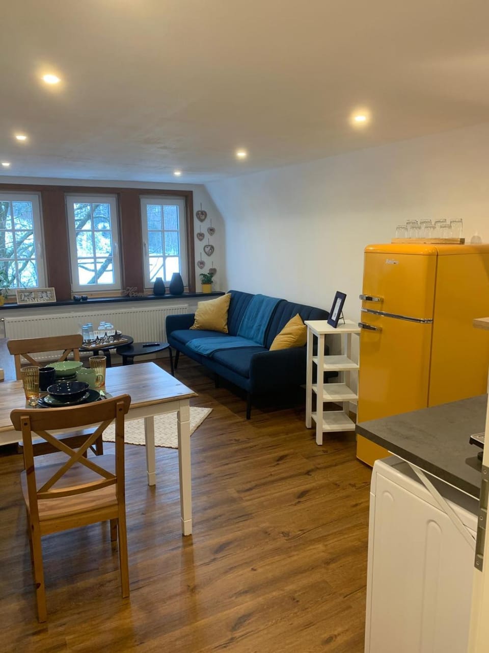 Kitchen or kitchenette, Living room, Seating area, Dining area