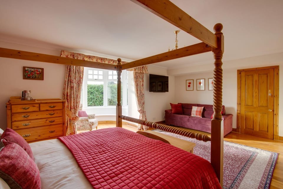 Property building, Bed, Photo of the whole room, Bedroom