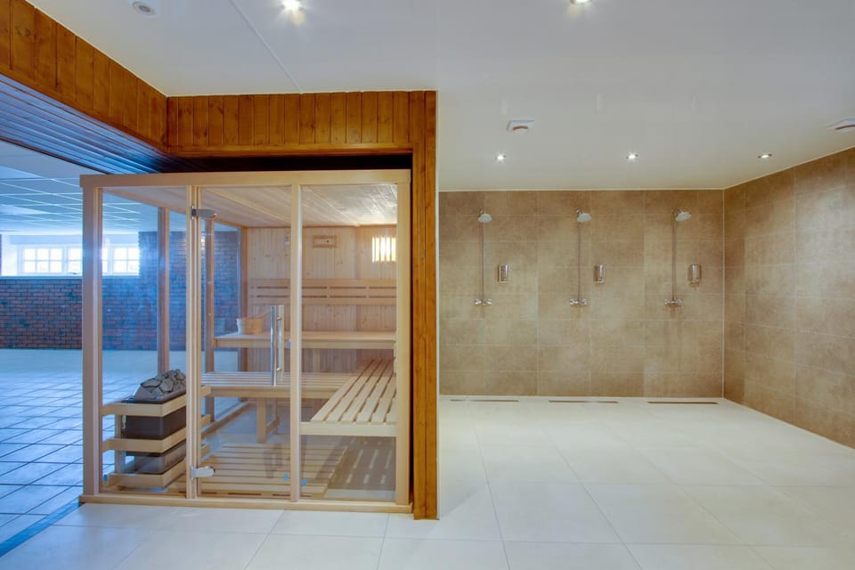 Shower, Sauna, Spa and wellness centre/facilities, Swimming pool