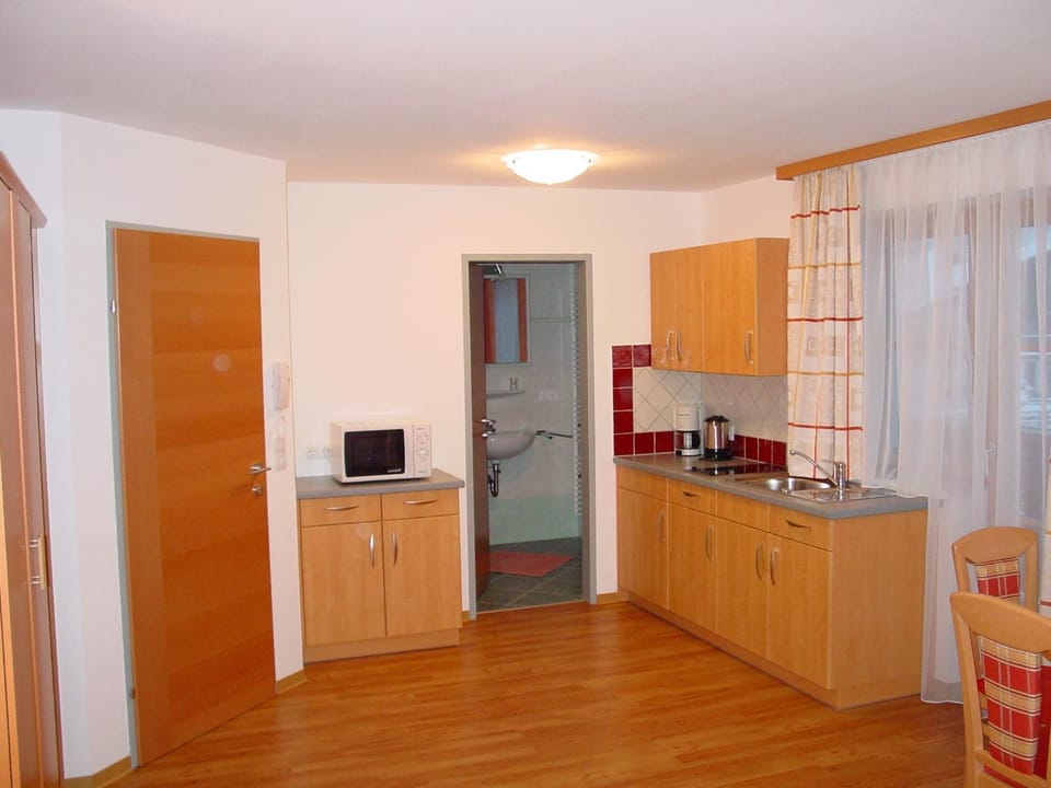 Kitchen or kitchenette, minibar