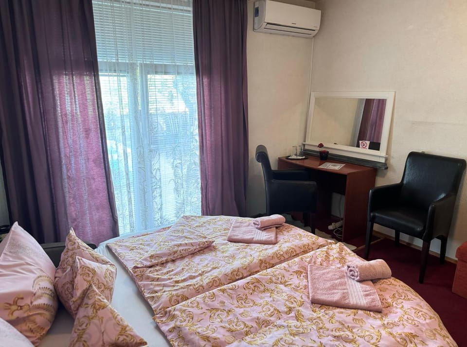 Bed, TV and multimedia, Bedroom, air conditioner