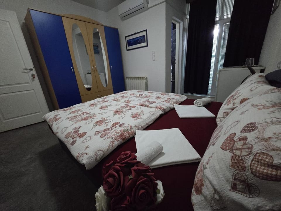 Bedroom, air conditioner