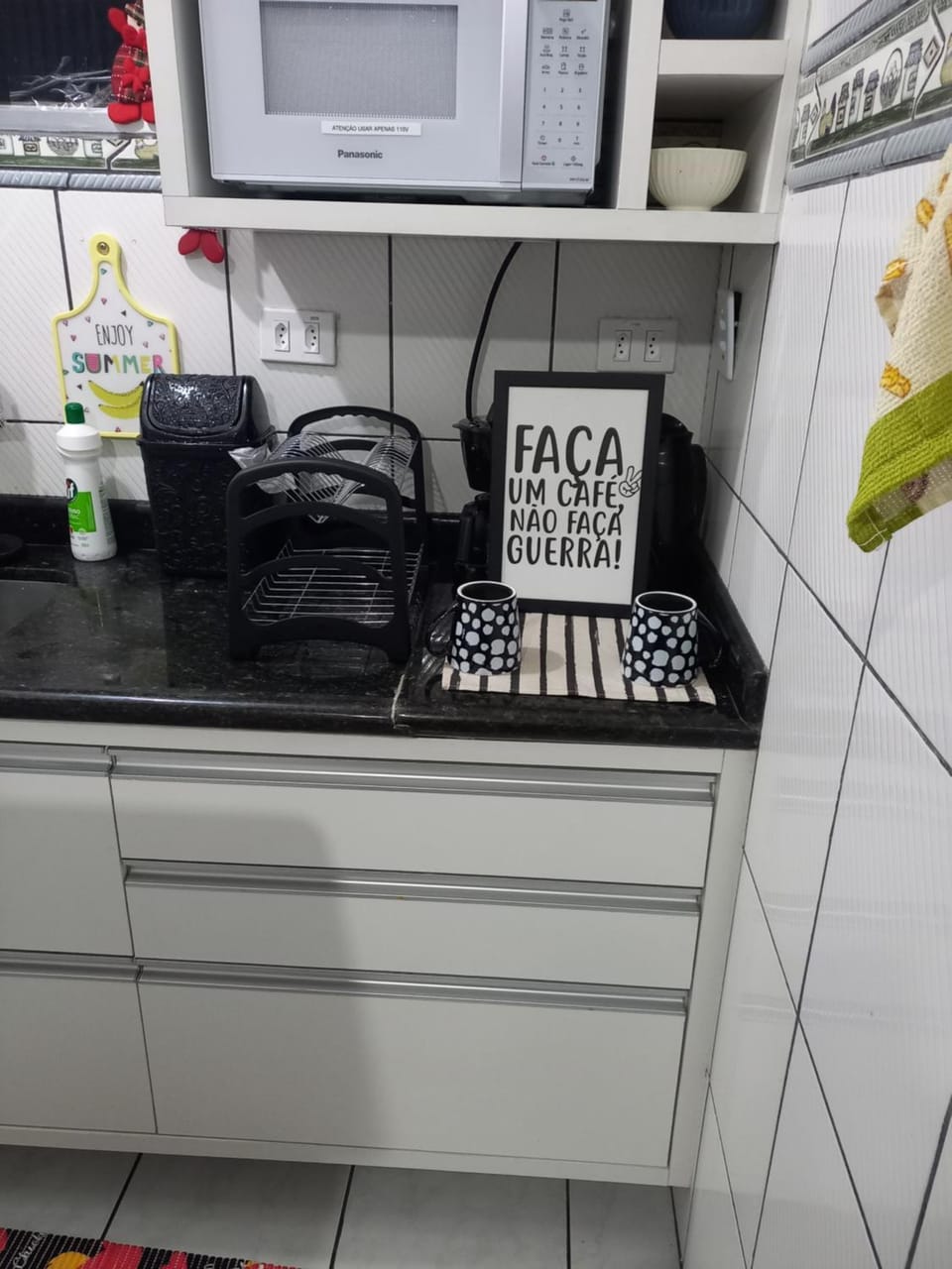Kitchen or kitchenette, minibar